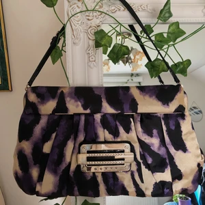 Guess väska  - Säljer min fina Guess väska! Väskan är i väldigt bra skick fast det finns litens skrapor på loggan (se bild 3). Dustbag medföljer!💗