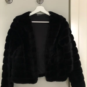 Pälsjacka  - Superfin pälsjacka från Gina Tricot strl M, men passar S. Använd kanske 2 gånger så den är i nyskick! 
