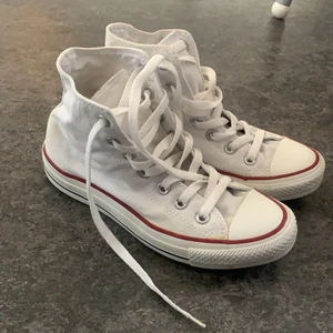Converse - Vita converse i storlek 37, säljer pga att dom inte används. Dom är i bra skick och jag tvättar dom såklart ännu bättre innan jag skickar dom💗 250+frakt ca 66kr❤️