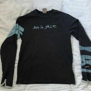 Nike långärmad topp - vintage Nike topp med text och ljus blå detaljer 