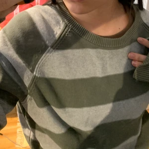 Randig sweatshirt - Super skön tröja från second hand, grön å grå, använd endast ett fåtal gånger, passar till allt!!💞 FRI FRAKT