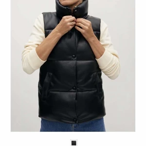 Skinnväst från mango  - Storlek xs, aldrig använd och prislappen kvar. Pris kan diskuteras.