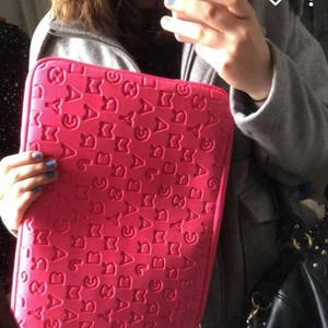 Marc jacobs datorfudral 💜 - ******MÅTTEN ÄR 27x35cm******.                              Säljer mitt Marc Jacobs datorfodral köpt secondhand för 400kr. Bra skick, passar både min skoldator (think pad som är ganska stor) & MacBook. Skriv privat för fler bilder❣️