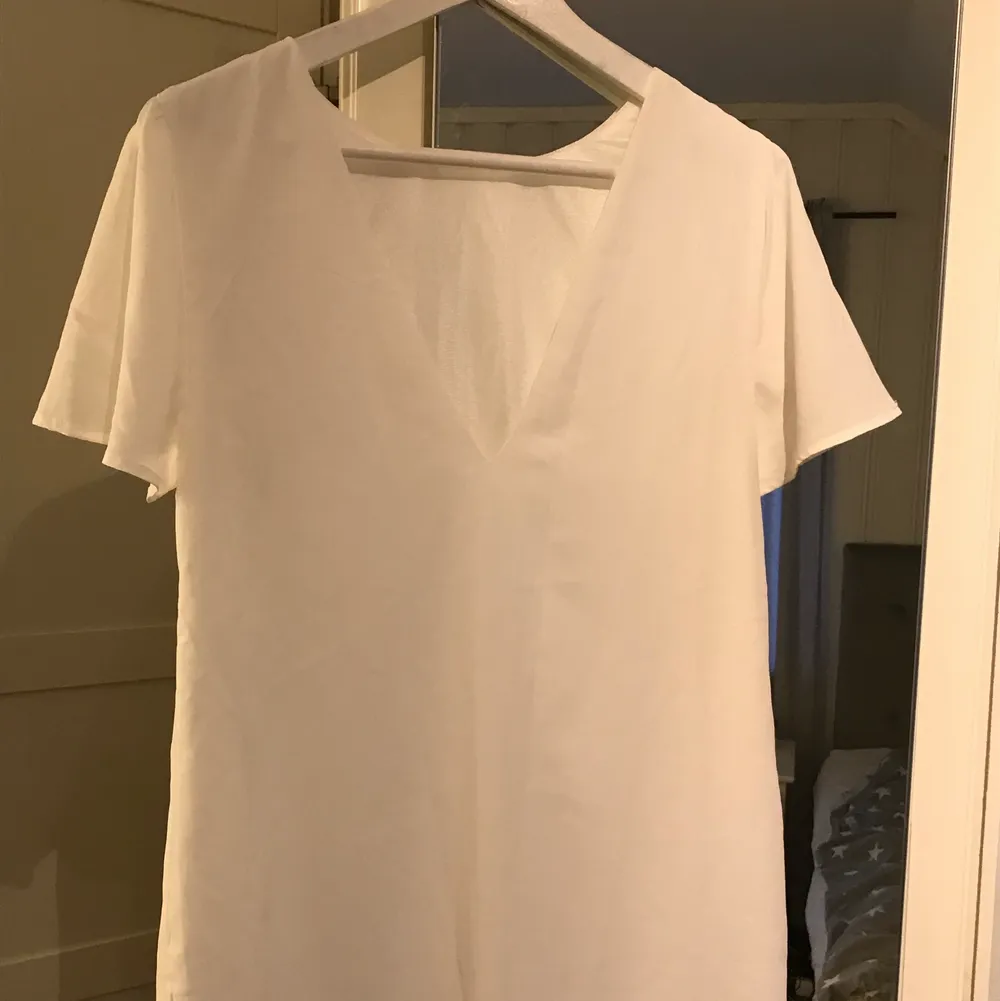 En fin vit klänning från NELLY EVE. Inte alls genomskinlig då det är dubbelt tyg. Tror jag har använt den 1 gång så väldigt bra skick! 🤍. Klänningar.