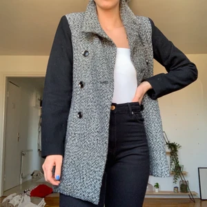 Superfin och enkel kappa  - En kappa från Mango som passar till olika säsonger 🌷 skriv för fler bilder 