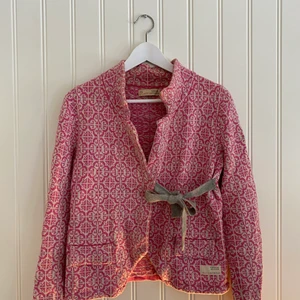 Odd Molly Kofta - Säljer min kofta från Odd Molly i storlek 1 (motsvarar strl. S). Den är i fint skick.