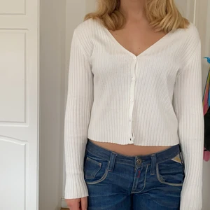 Vit kofta från monki - Säljer min vita kofta från monki i storlek M. Superbra skick och nästan aldrig använd. 100kr+63kr frakt 