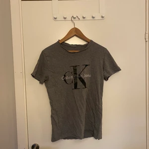 Calvin Klein T-shirt - T-shirt från Calvin Klein, skick 7/10, storlek M