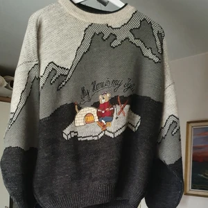 Sexig och unik mjukt kashimir tröja med orden my home is my jungle  - Säljer min söt och sexig tröja med ordet" my home is my jungle.som jag köpte I ltaly I mycket bra skick och ser ut fint. Passar XXS- l beror på hur man vill ha på sig. Köpte för 1999.Bud u kommenterna. Finns fler bilder . 