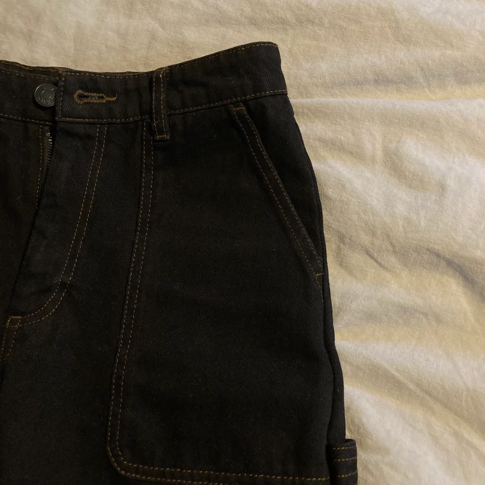 Säljer dessa coola byxor med brun tråd från Monki eftersom de tyvärr är för små för mig, Är perfekt för dig som är lite kortare!🤎. Jeans & Byxor.