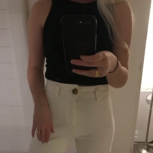 Vita jeans  - Vita jeans från zalando, säljer pga att dom är för korta för mig (jag är 170cm)💞 aldrig använda