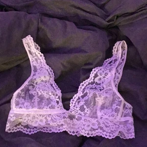 Spets bh strl s - Fin vit bralette bh från ginatricot. Lite sliten vid spännerna men inget fel på den över huvudtaget. Frakt ingår i priset🥰