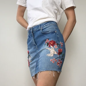 PARISIAN jeans skirt - AH vill egentligen inte sälja för den är så jäkla fin men den kommer aLDRIG till användning:( 