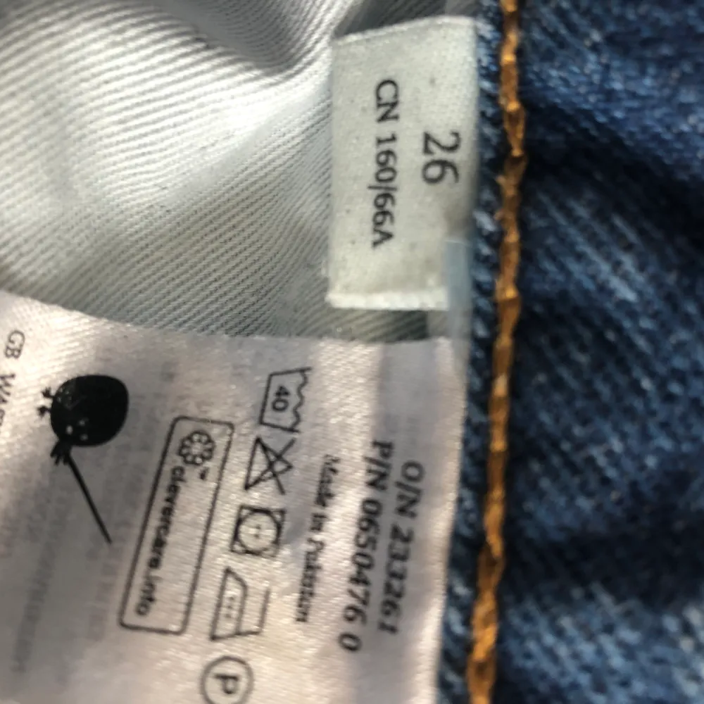 Jeans från Monki i modellen mozik. Köpta för ca ett år sedan men har bara använts ett fåtal gånger då de inte passar mig. Nypris 400 kr. köparen står för frakt.. Jeans & Byxor.