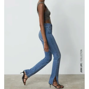 Populära zara-jeans med slits! - Aldrig använt p.g.a. lite för långa för mig (jag är 162cm). Så tråkigt att ett par helt nya, skitsnygga jeans med slits i fin blå färg bara ligger där i min garderob, säljer därav så att de förhoppningsvis kan komma till användning av någon annan 🥰🤝 Helt slutsålda i flera storlekar (inkl denna) på hemsidan. Buda! (Möts upp i Sthlm, annars står köparen för frakten)