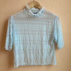 Mesh top Monki - Ljusblå mesh top från Monki. Knappt använd! Så gott som i nyskick! Strl M, frakt ingår! 💖🌟