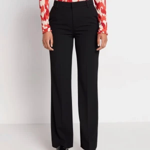 Kostymbyxor  - Säljer dessa kostymbyxor från Lindex pga att de blivit för stora. Jag älskar de, de satt jättesnyggt. De är använda ett antal ggr men det är inget fel på de.