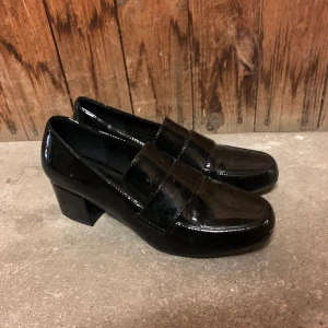 Klassisk sko i charol material  - Klassisk skön sko från din sko i charol material. Superfin till våren. Tyvärr för stora. Inköpta för 399kr. 