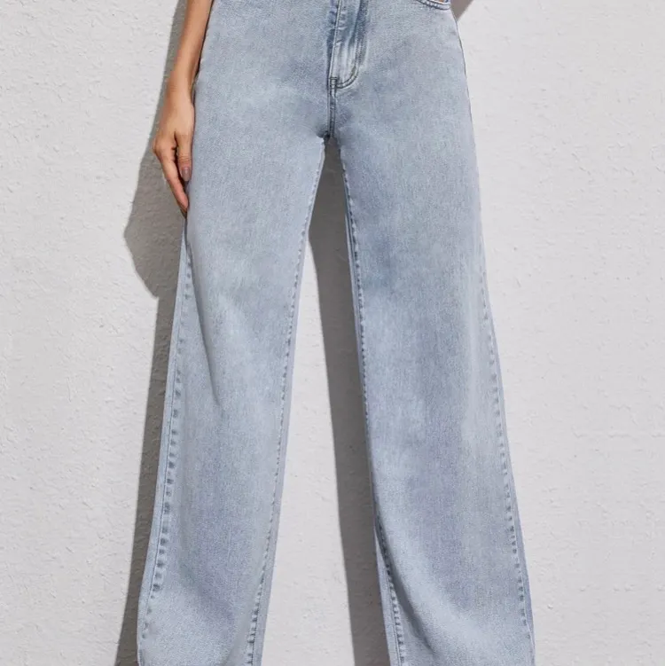 Säljer ett par jeans från shein storlek xxs fina byxor priset kan diskuteras skriv gärna. Jeans & Byxor.