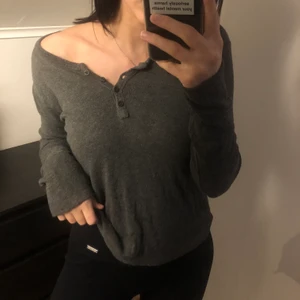 Jätteskön tröja från Brandy Melville! - Sista bilden lånad! Tröja från brandy Melville i väldigt skönt material som tyvärr inte kommer till användning! One Size men passar XS/S. Frakt tillkommer 48 kr🤍