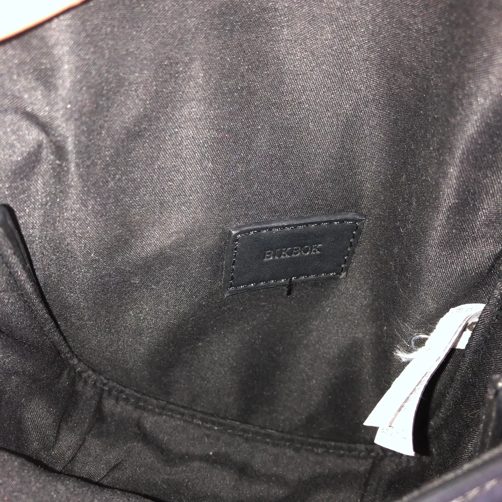 En fin svart väska från bikbok! Justerbara band & väldigt rymlig💕 Välanvänd💕. Väskor.