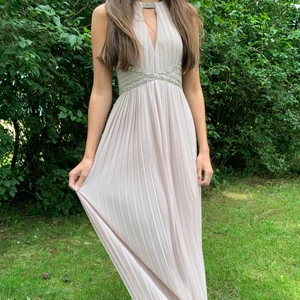 Balklänning TNFC London - Säljer nu en klänning som jag har använt under endast en gång. Köpt på Zalando från märket TFNC London priset var runt 1000 kr säljer nu för endast 400!💕 Fler bilder vid intresset och priset kan diskuteras!!!