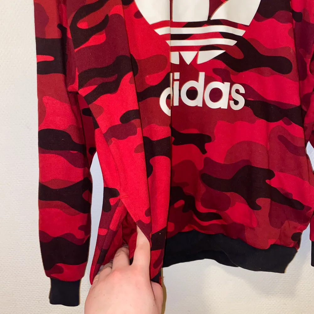 En adidas tjocktröja med diskreta fickor på båda sidorna. Använd fåtal gånger. Köpt på Urban Outfitters i Köpenhamn. Storlek M/L. Hoodies.