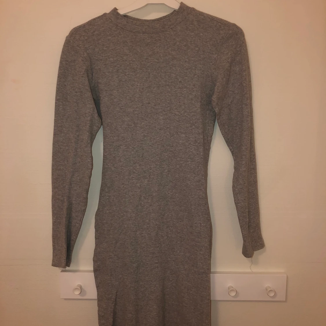 Grå lång stickad klänning - 90