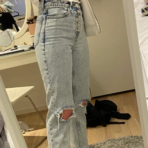 Mom jeans - Mom jeans från mango. Helt oanvända. Hål vid knäna och slitning vid ena bakfickan. Slutar vid ankeln för mig som är ca 165cm. Hittar ej byxorna på hemsidan men ordinarie pris var ca 300-400kr