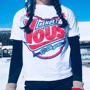 T-shirt - T-shirt från Pull&Bear, strl XS men lite oversized!✨✨💙❤️ Glittrig text, bra skicka, ganska tjock kvalitet i tyget, använd fåtal gånger! Säljer för 50kr, du står för frakten🥰