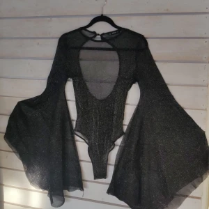 Glittrig body - Glittrig body med öppen rygg i bra skick ✨