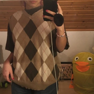 Rutig väst - Köpt second hand och är i bra skick! 💕 Storlek M passform oversized på mig som är S. Priset kan prutas vid snabb affär. Kan även mötas i Uppsala. Frakt tillkommer! 🥰