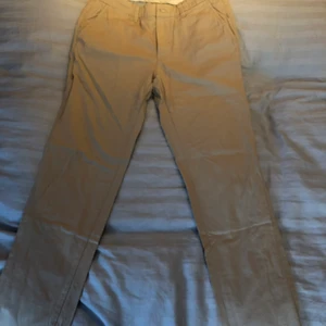 Beiga chinos - Chinos från HM som är använda endast en gång. De är i bra skick och i storleken W29.