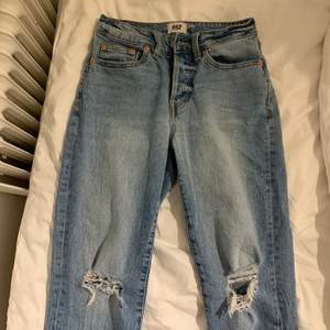 Säljer fina jeans med hål på knäna