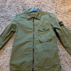 Stone island overshirt - Tjoooo😀 Säljer denna feta stone island jacka då den ej kommer till användning. Den är endast använd 2 ggr och finns inga flaws fläckar OSV. Den är storlek M.