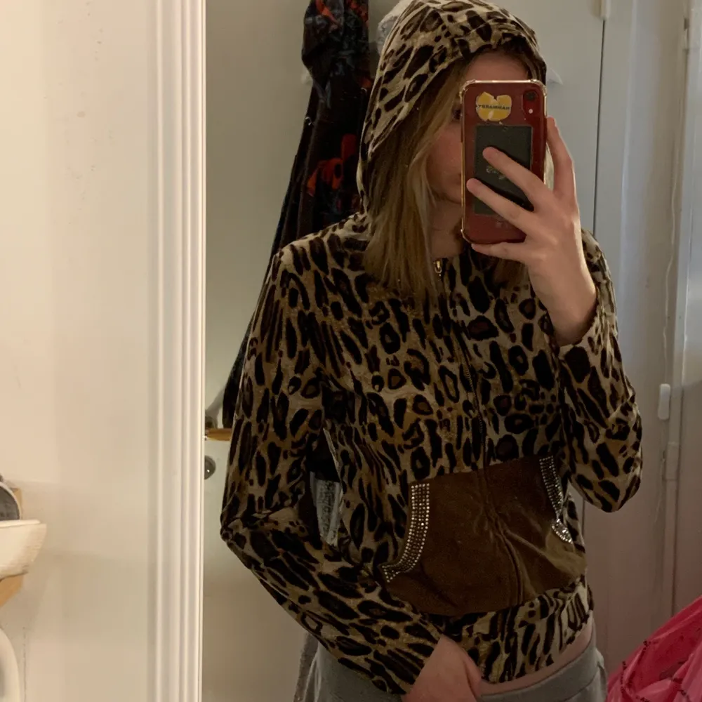 Leopardmönstrad zip-up hoodie med rhinestones. Fint skick. . Hoodies.