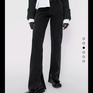 Jeans med slits - Svarta jeans med slits på insidan, de är från zara och i storlek 36💖💖 Det är typ en blekt svart färg