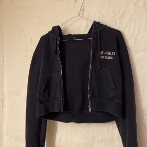 Kroppad hoodie från Brandy Melville  - Kroppad hoodie i mörkblå färg från Brandy Melville :3