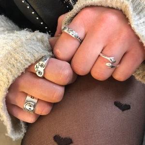 Trendiga ringar - Nu är första leveransen här⚡️ Alla ringar är sterling silver så det är grym kvalitet och säkert för nickelallergicker. Den är även justerbara så det passar alla😍 Kontakta oss på instagram (bybecliecom) eller här på plick