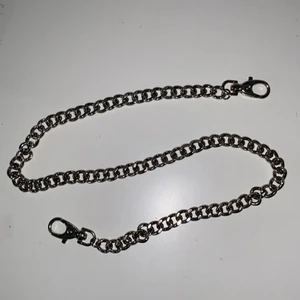 Kedja - Cool silverfärgad kedja i nyskick, kan knäppas i byxorna eller användas som halsband 