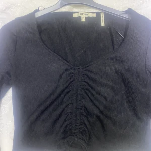 Svart topp - Säljer den här svarta toppen som är oanvänd eftersom den är för tight på mig , den är trendig just nu och passar med alla jeans , den är storlek M men den passar som S för den är tight
