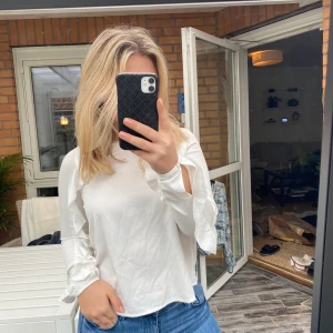 Blus  - Jättefin blus från Gina tricot i storlek 34. Passar även mig som är 36 . Säljer för 75kr eller buda från 40kr. Kan mötas upp i Helsingborg/Båstad men även frakta. Står ej för kostanden av frakt. Endast swich🤎