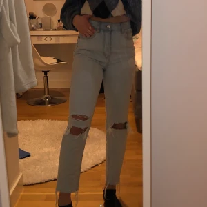 Jeans med hål - Säljer dessa snygga håliga jeansen från h&m! Strl 34 men skulle säga mer strl 32. Jag är 163cm och de är bra i längden för mig. Bra skick, haft de i ett år ungefär men ej använda så många gånger. Kunden betalar frakten!