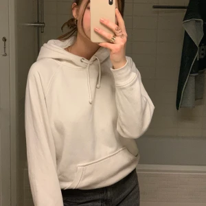 Beige Hoodie - Fin hoodie som inte kommer till användning längre. Färgen är lite beige-vit, har fadeat lite från beige. 🤍 Frakt tillkommer!