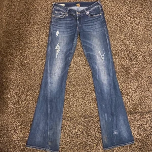 True religion jeans low waist  - Finaste true religion jeansen. Sitter lågmidjat och är väldigt långa. Storlek 27 och går ner till golvet på en person som är 170-174cm. Säljer då dom blivit för små för mig😭 köpta för 1400kr. Midjemått 80cm. Kör budgivning från 350kr<33 BIN: 500kr💓