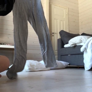 Gråa mjukisbyxor - Används inte, tvättas innan postningen, kan byta men då måste du betala frakten. Jag betalar inte frakten. Priset kan förhandlas vid affär inom 12 timmar