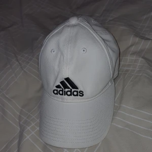 Adidas keps  - Sparsamt använd