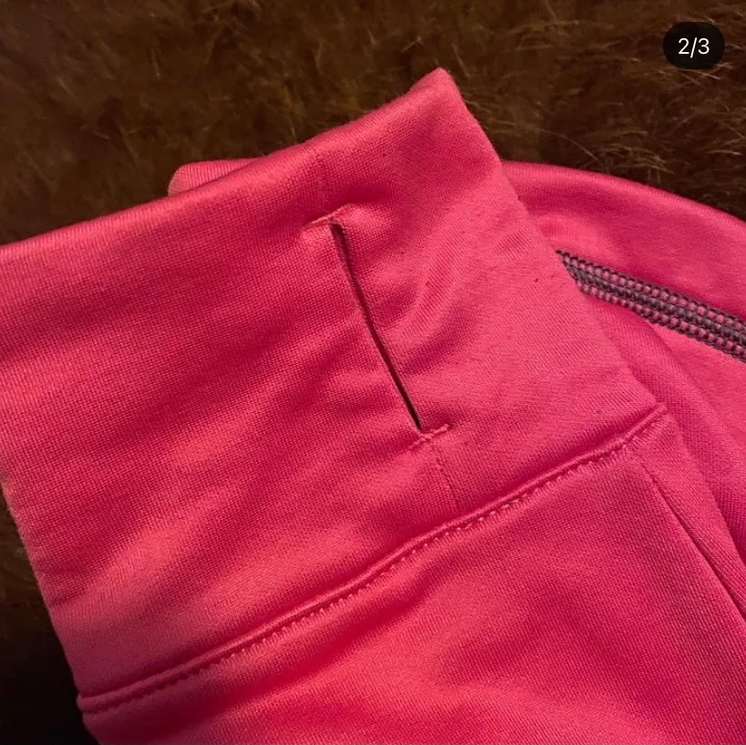 Säljer nu min rosa EVEREST fleece som jag åkt skidor i! 🤍. Hoodies.