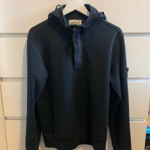 Stone Island Sweatshirt M - Äkta Stone Island sweatshirt. Plagget är i bra skick dock använt ett par gånger. Ingen missfärgning eller hål på tröjan. Kontakta mig för fler bilder och information!