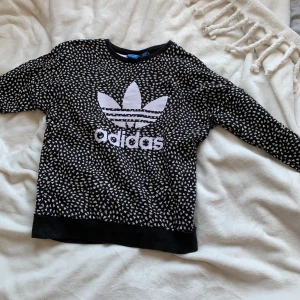 Adidas tröja - En adidas tröja i helt perfekt skick trots användning. Jag säljer denna då den är för liten. Den är ändå ganska stor för att vara en barnstolek.